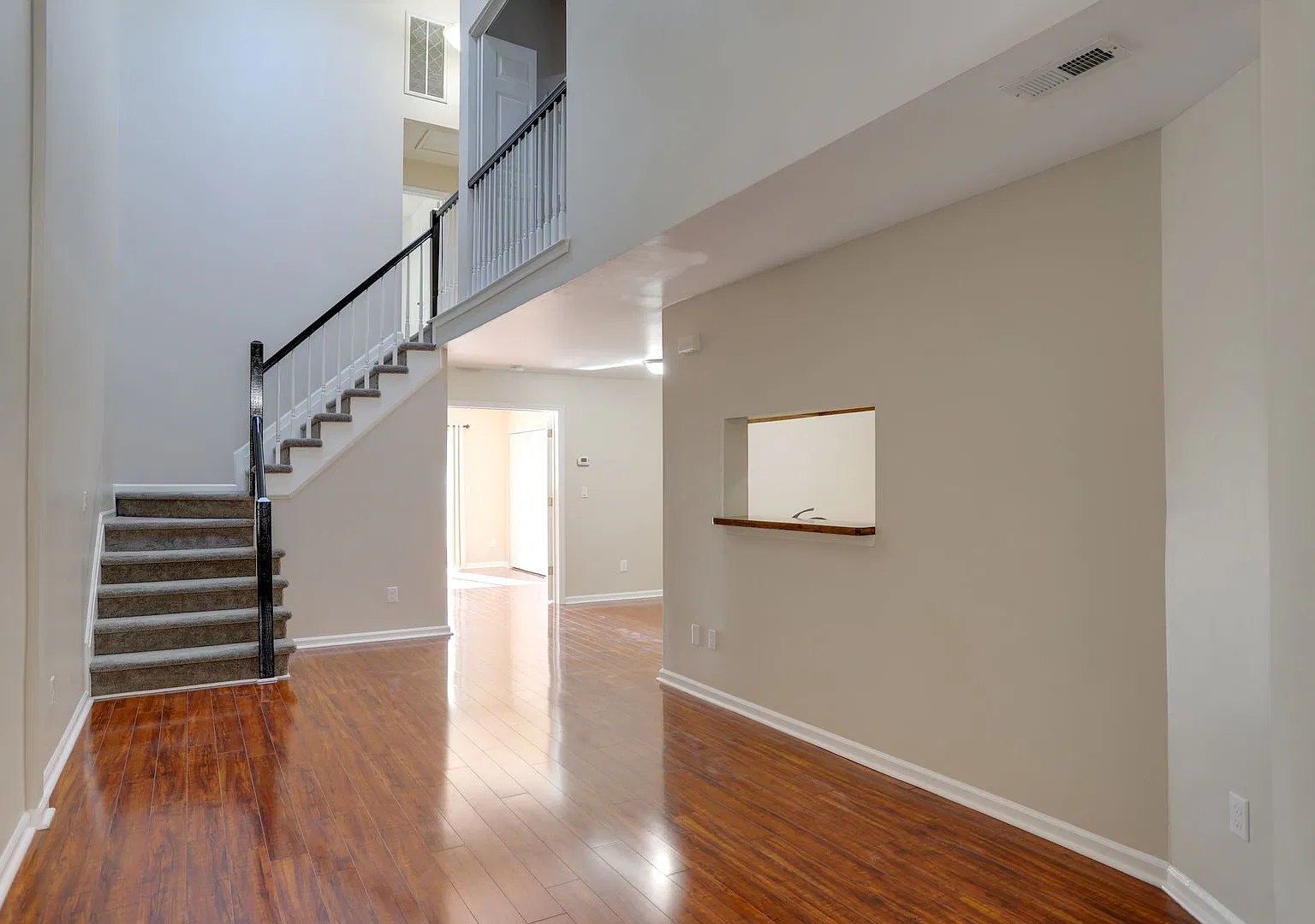 3 Bedrooms and a garage. — Photo 2