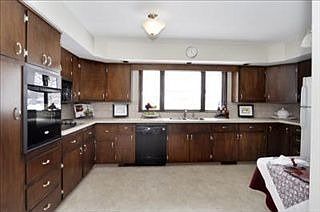 4th image of 32 Hillside Dr