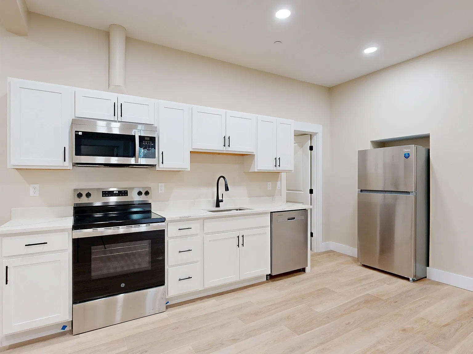 2 bed, 850 sqft, $1,950 — Photo 2