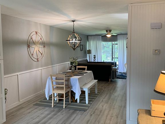 Dining area seats 6