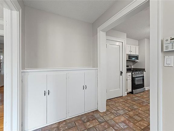 5th image of 635 E 61st St