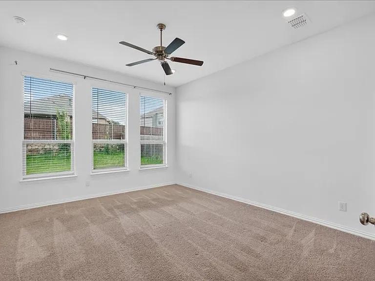 1501 Lake Grove Dr — Photo 18