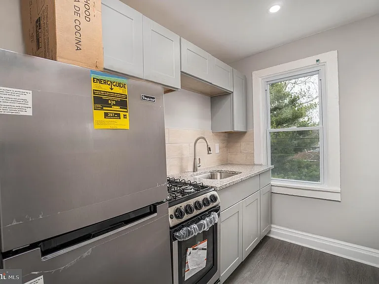 1001 Andrews Ave #5 — Photo 4