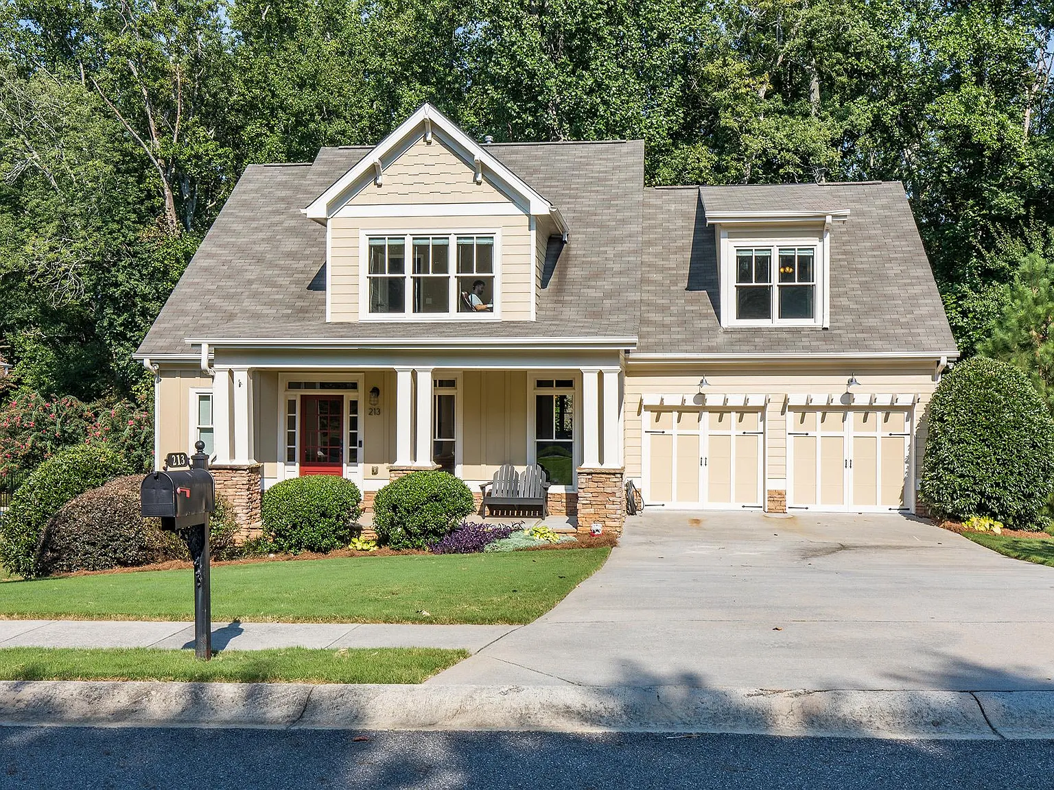4 bed, 2.5 bath, 2650 sqft, $3,250 — Photo 2