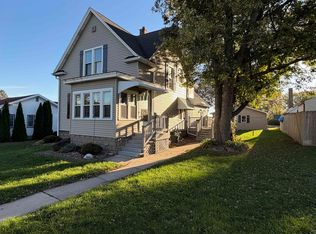 560 Montgomery Ave, East Dubuque, IL 61025