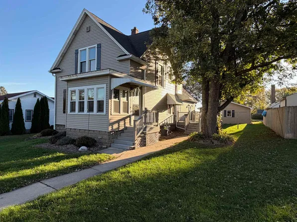 560 Montgomery Ave, East Dubuque, IL 61025