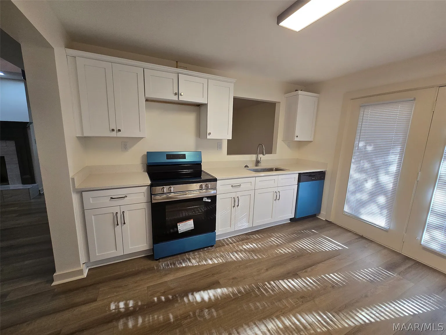 4 bed, 2.0 bath, 2711 sqft, $1,800 — Photo 2