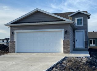 6716 Meadow View Dr S, Fargo, ND