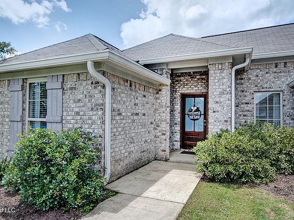 2nd image of 1404 Victoria Ln