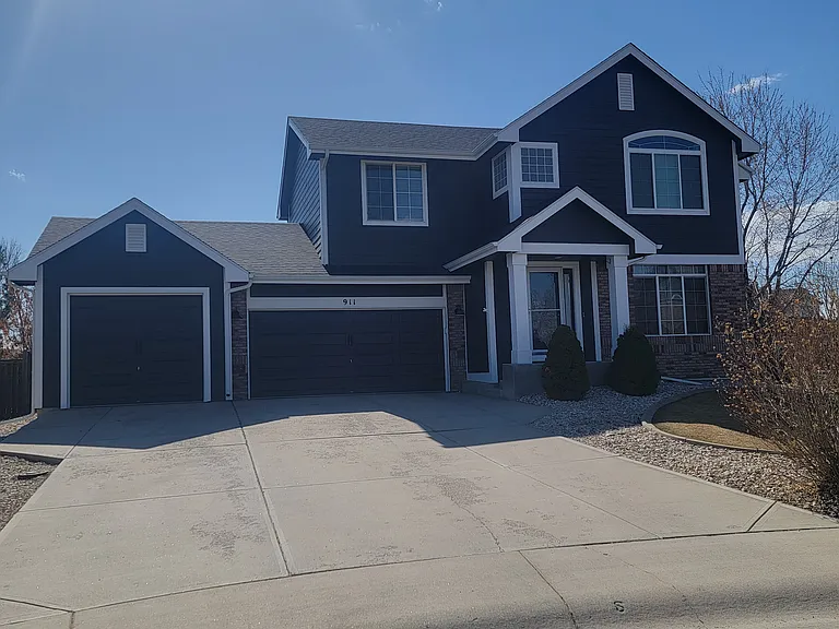 911 Foxtail Ct — Photo 1
