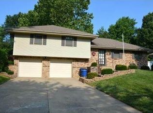 607 NE 2nd St, Blue Springs, MO 64014