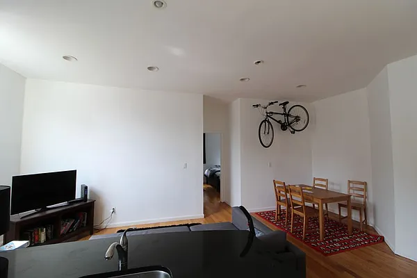 Rented by Mossanen Group | media 11