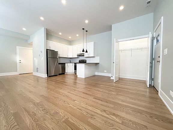 2nd image of 2047 N Hoyne Ave #2RS