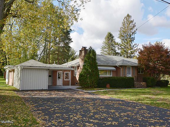 4th image of 8925 Douglas Ave