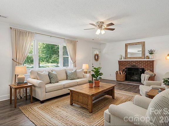 4th image of 1807 S Post Rd