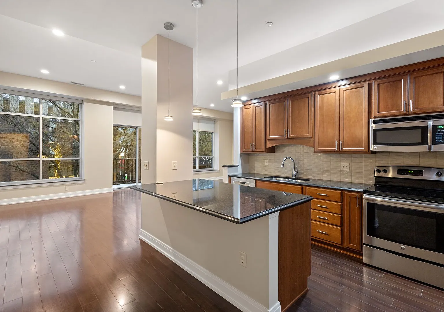 LARGE 2 Bedroom w/Den and HUGE Balcony — Photo 1