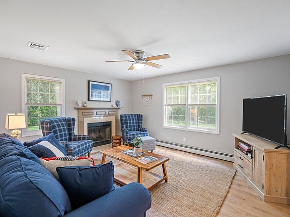 Sitting area off of the kitchen.