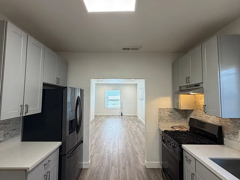 810 E Olive Ave — Photo 3