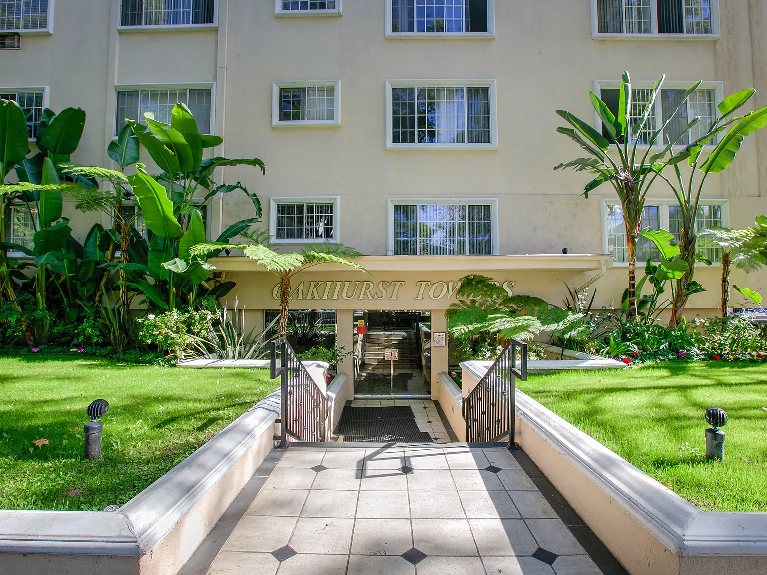 Oakhurst Towers — Photo 3