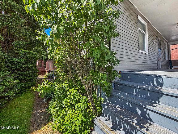 4th image of 1015 Roberts St