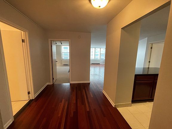5th image of 525 W Hawthorne Pl APT 2808