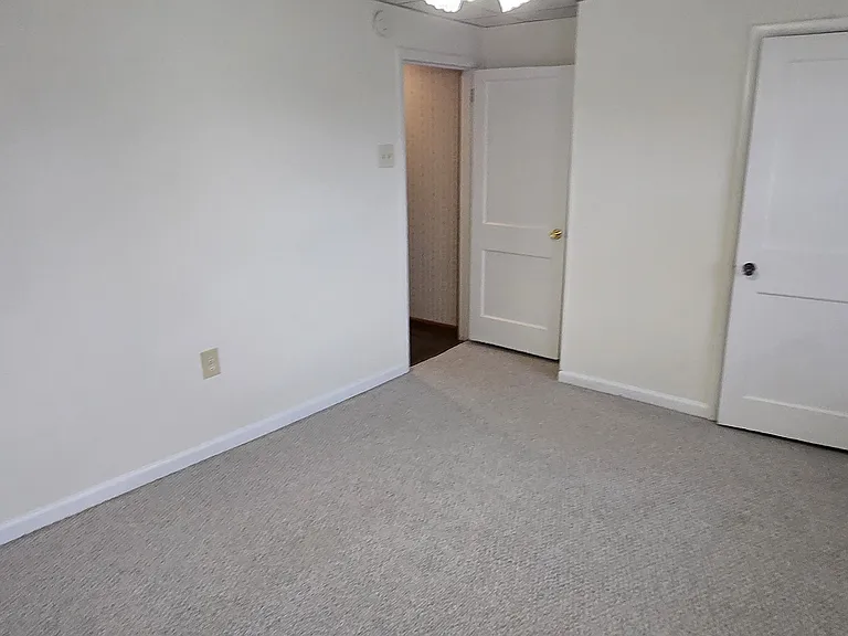 325 W Spring St — Photo 14