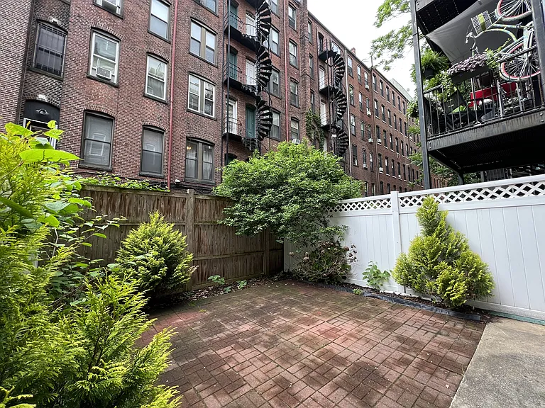 24 Isabella St #B — Photo 7