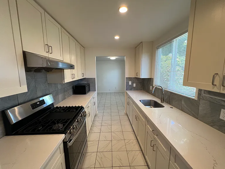 1452 Bay St #A — Photo 4