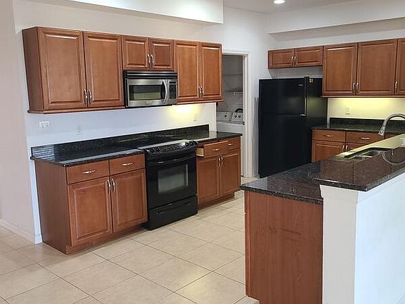 5th image of 624 Wells Ct Unit 401