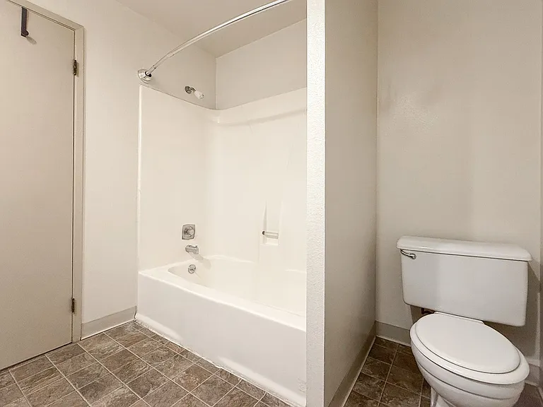 Avalon Court Apartments — Photo 25