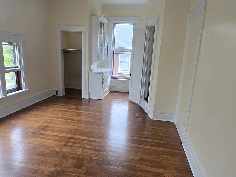 631 E Fulton St #5 — Photo 5
