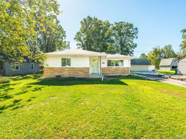 20305 Newman Dr, Brownstown, MI 48183