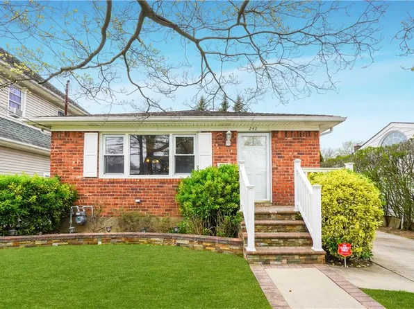 242 E Beverly Pkwy, Valley Stream, NY 11580