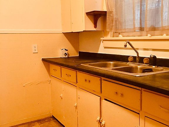 3rd image of 473 Woodlawn Ave