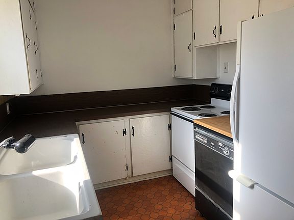 5th image of 1150 NE Lake St #A