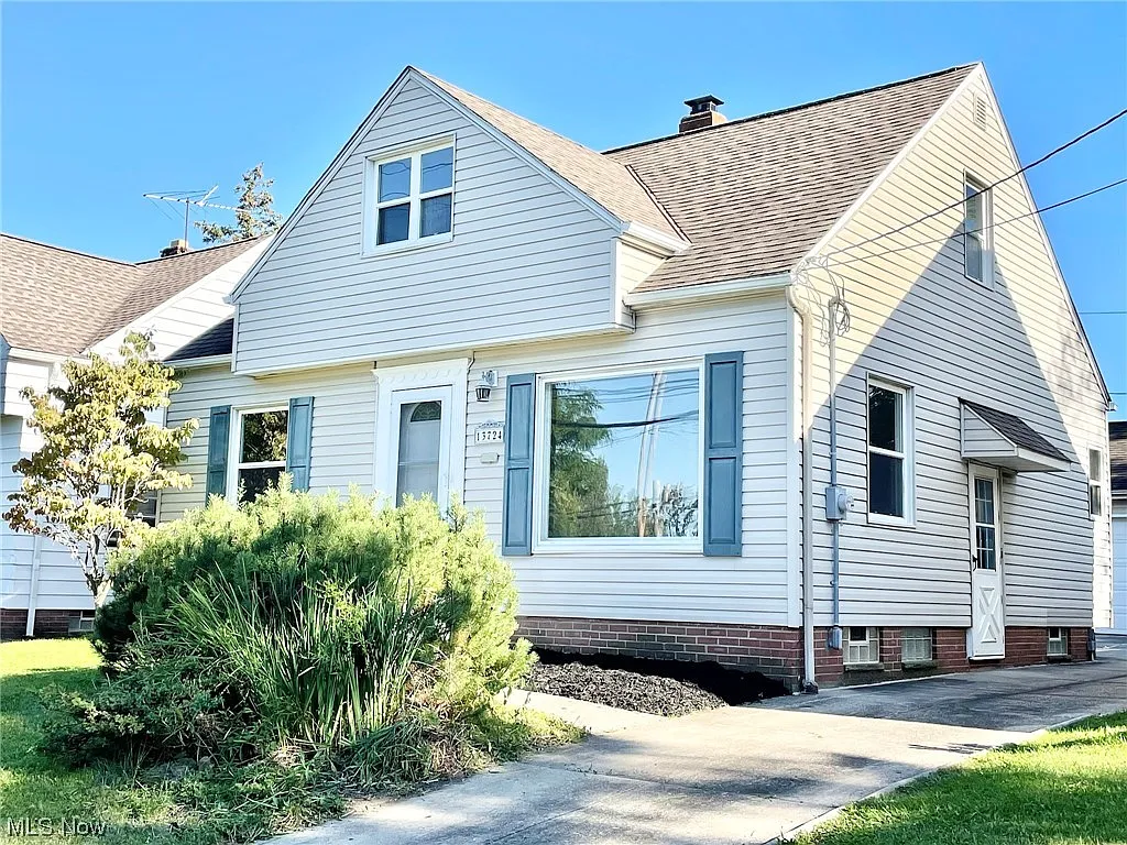 13724 Rockside Rd photo 1