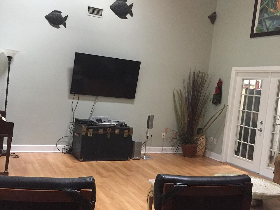 1st image of 4205 Hemlock Ln