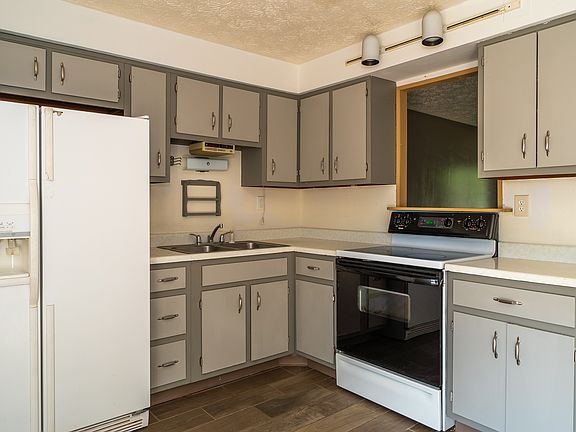 4th image of 560 Benbow Cir