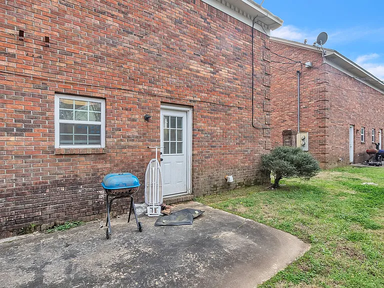 1056 N Montgomery St — Photo 17
