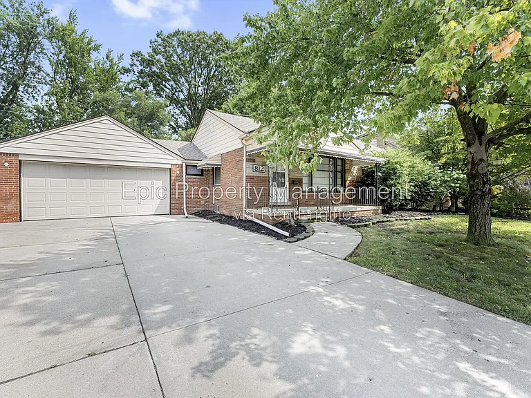 812 Riverbank St — Photo 1