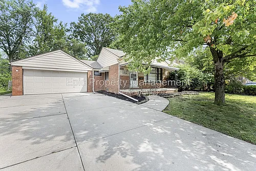 812 Riverbank St Photo 1
