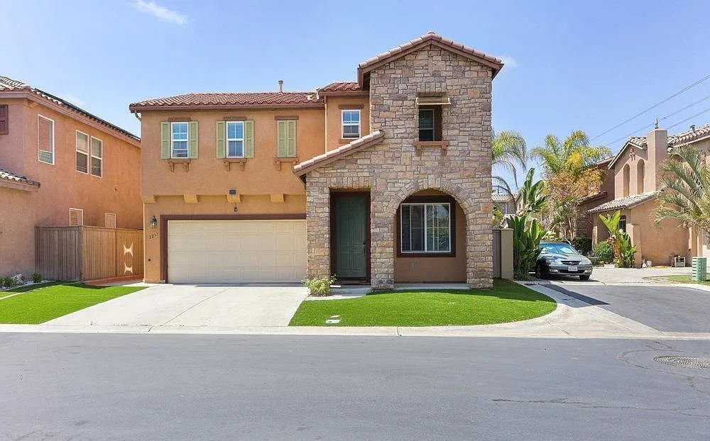 4 bed, 2.5 bath, 2155 sqft, $5,000 — Photo 1