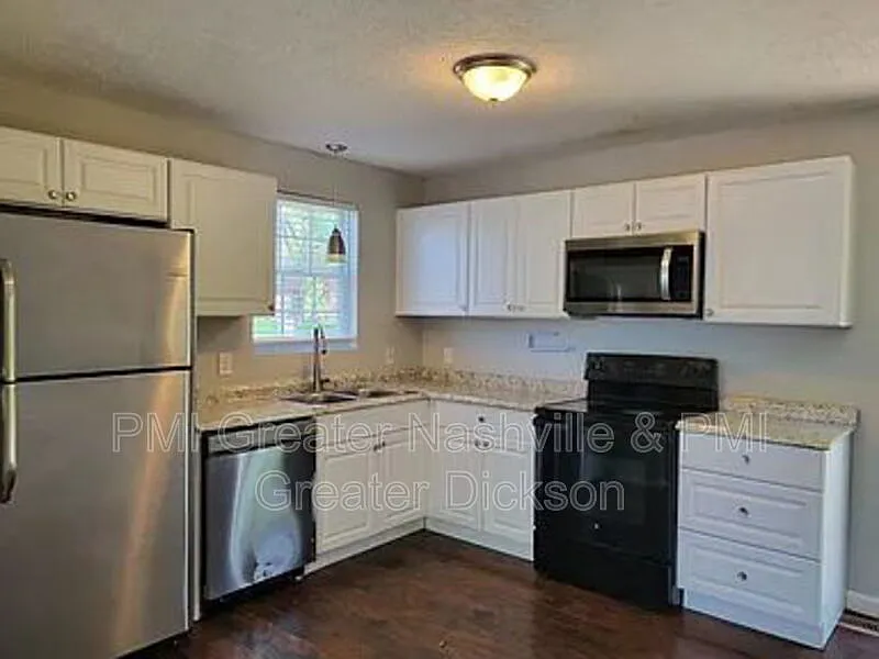 3 bed, 1.5 bath, 1040 sqft, $1,845 — Photo 4