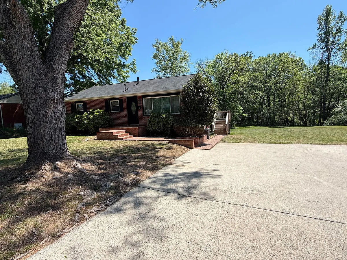 Building Photo - 623 Oakgrove Dr