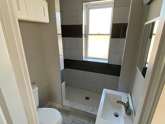 4th image of 1547 Oak Park Ave #2F