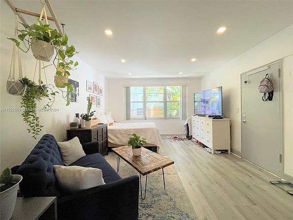 2nd image of 1135 Meridian Ave APT 1