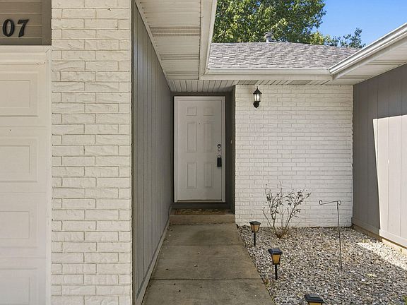 2nd image of 2207 S Nettleton Avenue