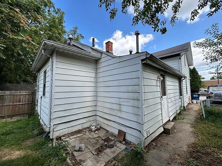 3915 Burnham Ave — Photo 6
