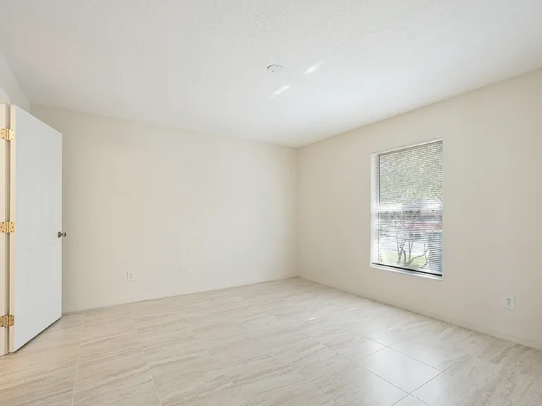 2082 Foxwood Dr — Photo 10