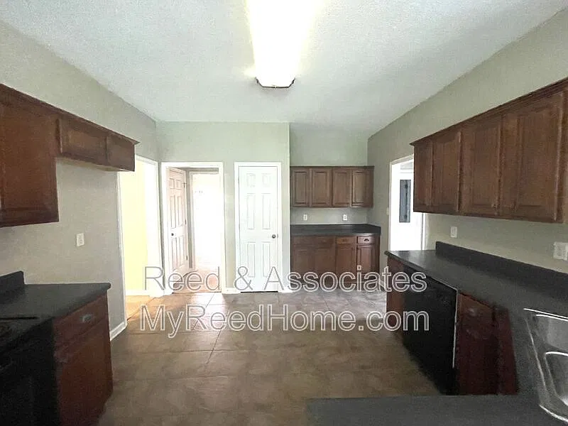 4 bed, 2.5 bath, 2941 sqft, $2,550 — Photo 4